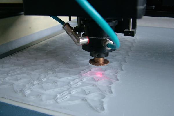 taglio laser su plexiglass